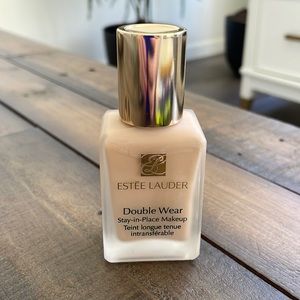 Estee Lauder double wear 1N1 Ivory Nude